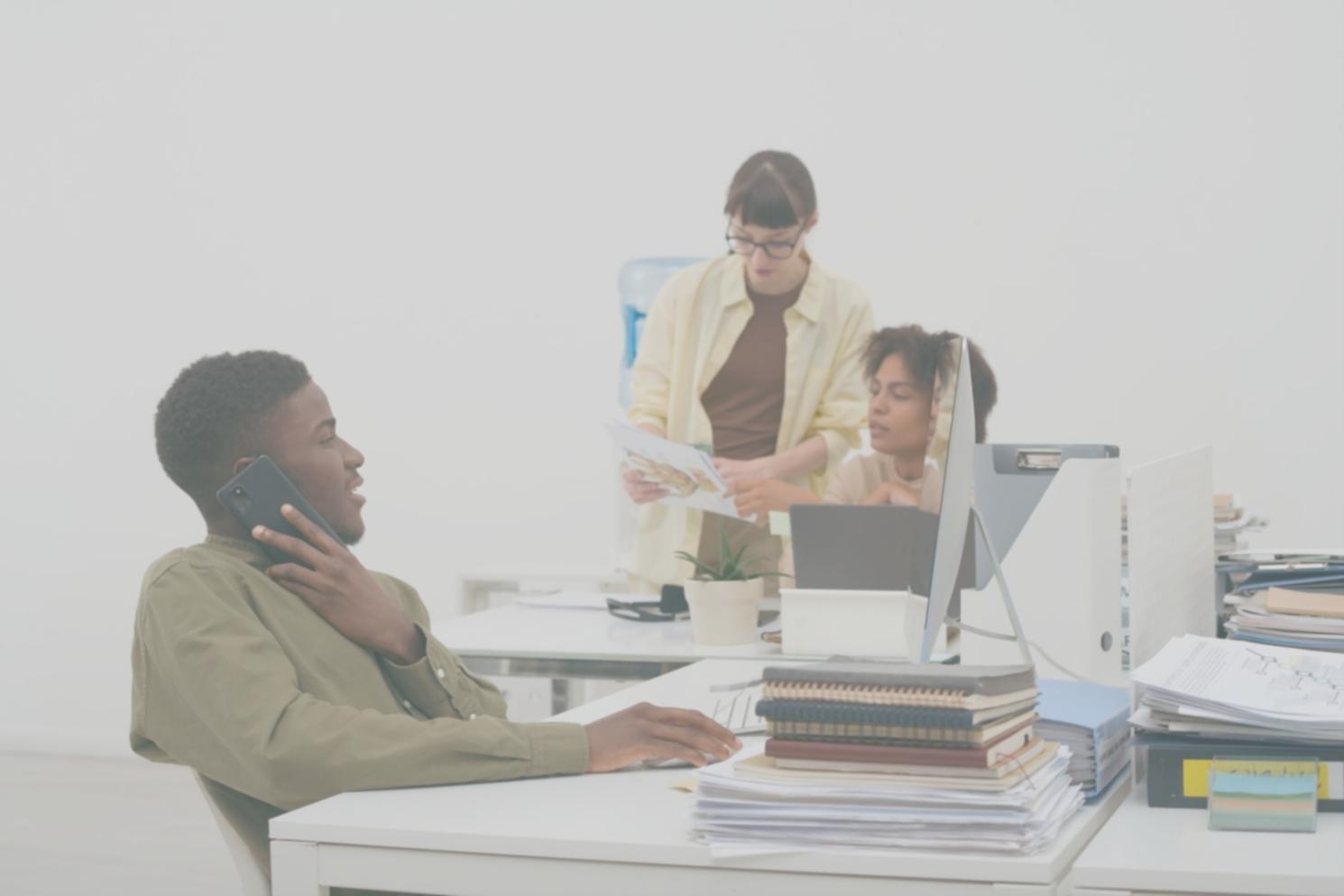 Beratungssituation mit Dokumenten und Grafiken auf einem Tisch